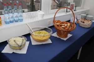 Kartoffelsalat, Kraut & Brezeln als Zugabe zum warmen Bufett. 