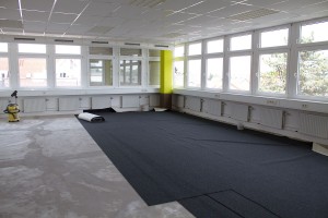 Im Schulungsraum (2. Etage) wird der Teppich noch ausgerollt.